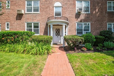 Newly renovated- move-in ready one-bedroom. Facing a garden view - photo 3
