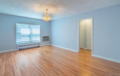 Newly renovated- move-in ready one-bedroom. Facing a garden view - photo 7