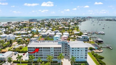 Welcome to waterfront living on Fort Myers Beach! Boaters will - photo 2