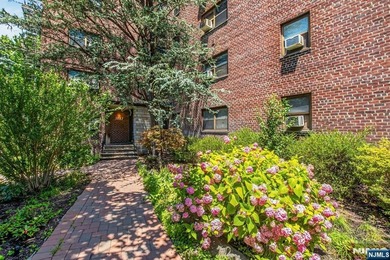 Welcome to this bright and spacious 1-bedroom, 1-bath unit - photo 1