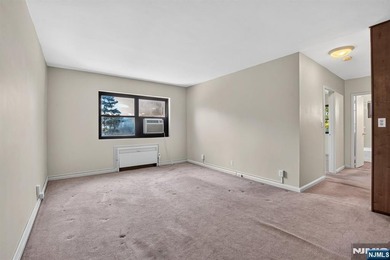 Welcome to this bright and spacious 1-bedroom, 1-bath unit - photo 2