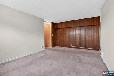 Welcome to this bright and spacious 1-bedroom, 1-bath unit - photo 4