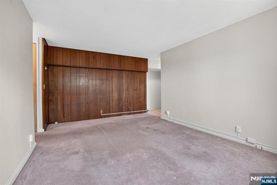 Welcome to this bright and spacious 1-bedroom, 1-bath unit - photo 5