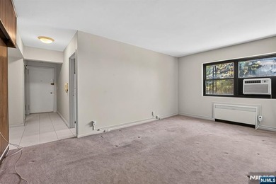 Welcome to this bright and spacious 1-bedroom, 1-bath unit - photo 6
