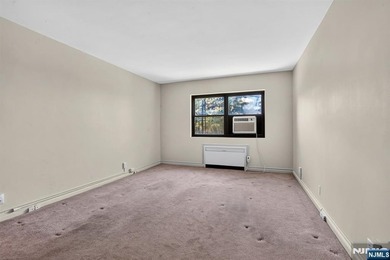 Welcome to this bright and spacious 1-bedroom, 1-bath unit - photo 7