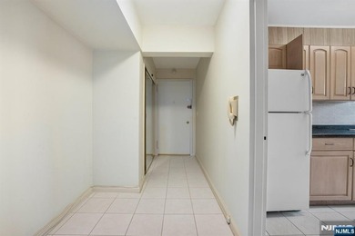 Welcome to this bright and spacious 1-bedroom, 1-bath unit - photo 8