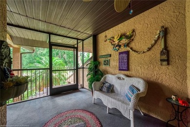 Beautifully furnished 2-bedroom, 2-bath canal-front villa with - photo 6