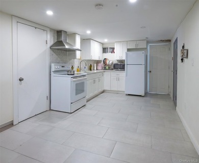 Welcome to this bright and beautiful residential gem in the - photo 18