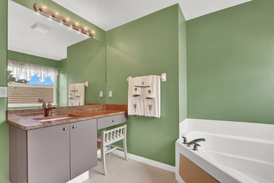 Beautifully maintained 5-bedroom, 3-bathroom home with a 3-car - photo 20