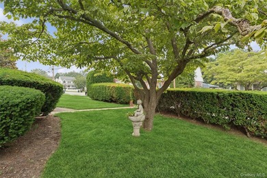 Tucked away from the hustle and bustle of Main Street & New York - photo 3