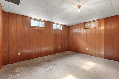 This stunning Mid-Century Modern home is located on the quiet - photo 25