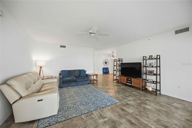 Beautiful 3-bedroom, 2-bath condominium located in the highly - photo 20