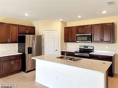 Welcome to this beautiful 4-bedroom, 2-bath single-family home - photo 3