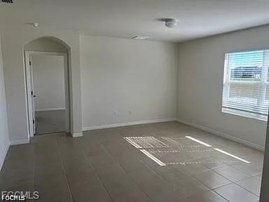 Welcome to this beautiful 4-bedroom, 2-bath single-family home - photo 7