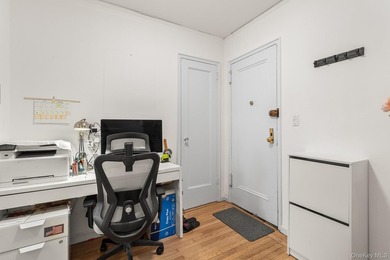 Welcome to 75 Bank Street, a charming prewar Art Deco - photo 4