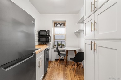 Welcome to 75 Bank Street, a charming prewar Art Deco - photo 6
