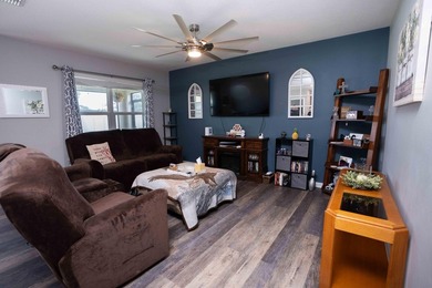 Welcome to Cobblestone! This beautiful 3 bedroom, 2 bathroom - photo 7