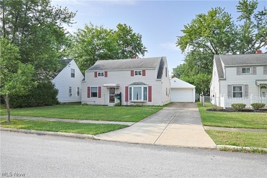 Home is located near everything. Needs tender loving care - photo 2