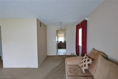 Home is located near everything. Needs tender loving care - photo 5