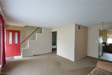 Home is located near everything. Needs tender loving care - photo 6
