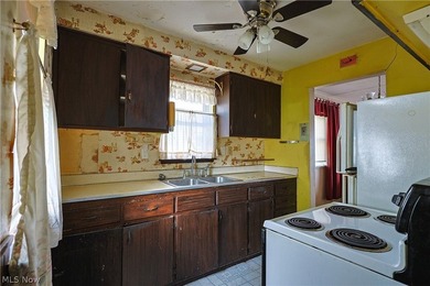 Home is located near everything. Needs tender loving care - photo 8