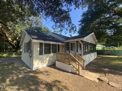 MOVE IN READY! NOT IN FLOOD ZONE! Great for first time home - photo 1
