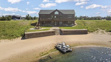 This one truly checks all the boxes! Newer construction, move-in - photo 2