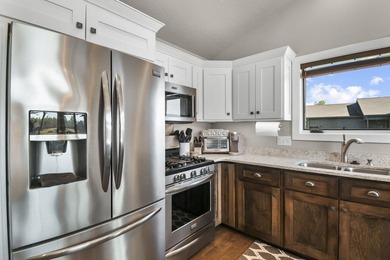 Move-in ready and fully furnished lake home on scenic Castaway - photo 8