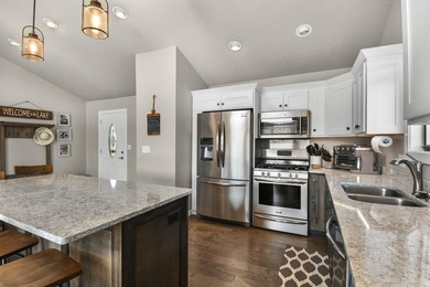 Move-in ready and fully furnished lake home on scenic Castaway - photo 9