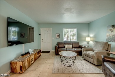 A spacious and sleek 2 bedroom/2 bath furnished first floor - photo 4