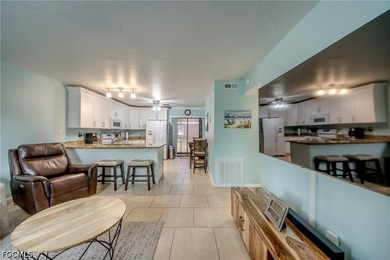 A spacious and sleek 2 bedroom/2 bath furnished first floor - photo 7