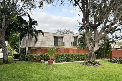 Enjoy comfortable Florida living in this bright and spacious - photo 13