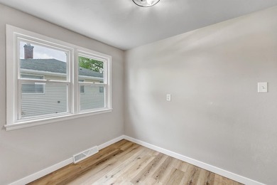 Welcome home to this beautifully remodeled 3 bed, 1 bath home in - photo 8
