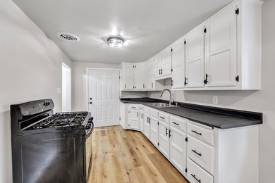 Welcome home to this beautifully remodeled 3 bed, 1 bath home in - photo 10