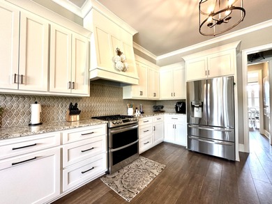 A rare find!! This 5br/4.5ba home spans over 4800sqft, nestled - photo 12