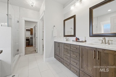 Welcome to this exquisite semi-custom built Schroeder home - photo 14