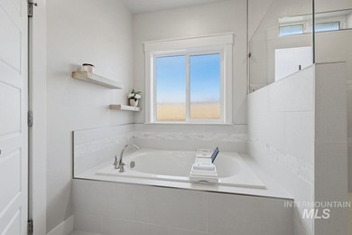 Welcome to this exquisite semi-custom built Schroeder home - photo 15