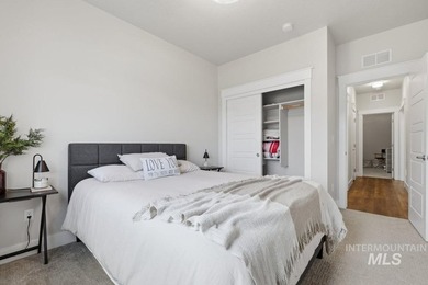 Welcome to this exquisite semi-custom built Schroeder home - photo 19