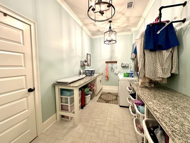 A rare find!! This 5br/4.5ba home spans over 4800sqft, nestled - photo 21