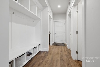 Welcome to this exquisite semi-custom built Schroeder home - photo 27