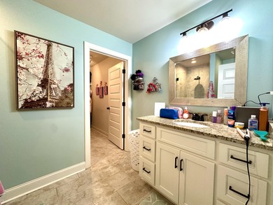 A rare find!! This 5br/4.5ba home spans over 4800sqft, nestled - photo 28