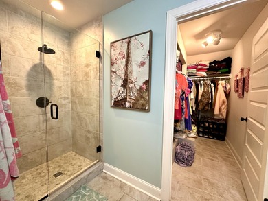 A rare find!! This 5br/4.5ba home spans over 4800sqft, nestled - photo 29