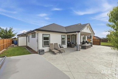 Welcome to this exquisite semi-custom built Schroeder home - photo 31