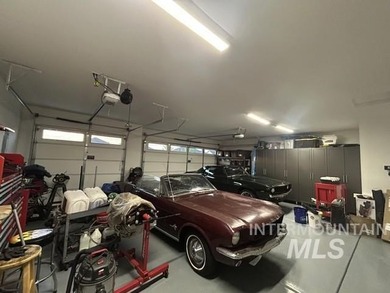 Welcome to this exquisite semi-custom built Schroeder home - photo 32