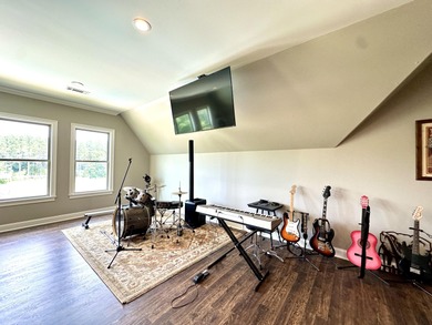 A rare find!! This 5br/4.5ba home spans over 4800sqft, nestled - photo 40
