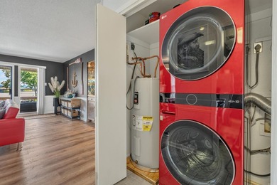 Beautifully updated lakefront condo on the main channel of Lake - photo 4