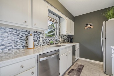 Beautifully updated lakefront condo on the main channel of Lake - photo 8