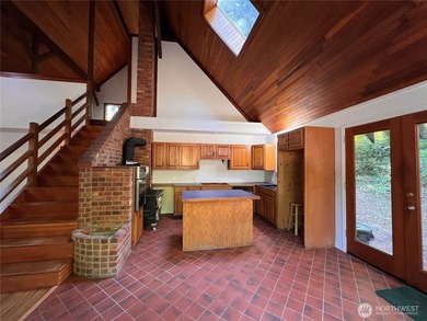 *PRICE IMPROVEMENT* This lovely Shoreline home features 2 - photo 11