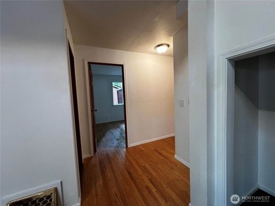 *PRICE IMPROVEMENT* This lovely Shoreline home features 2 - photo 12