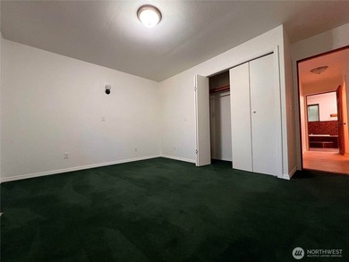 *PRICE IMPROVEMENT* This lovely Shoreline home features 2 - photo 14